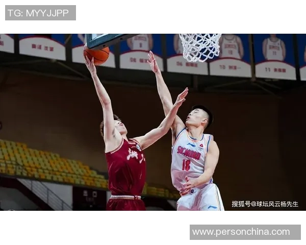 CBA四川队与重庆队激战正酣谁将赢得这场精彩对决